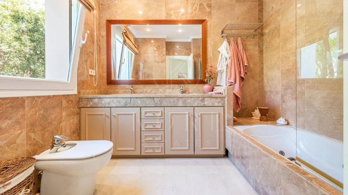 Andalusian luxury villa in El Paraiso Alto