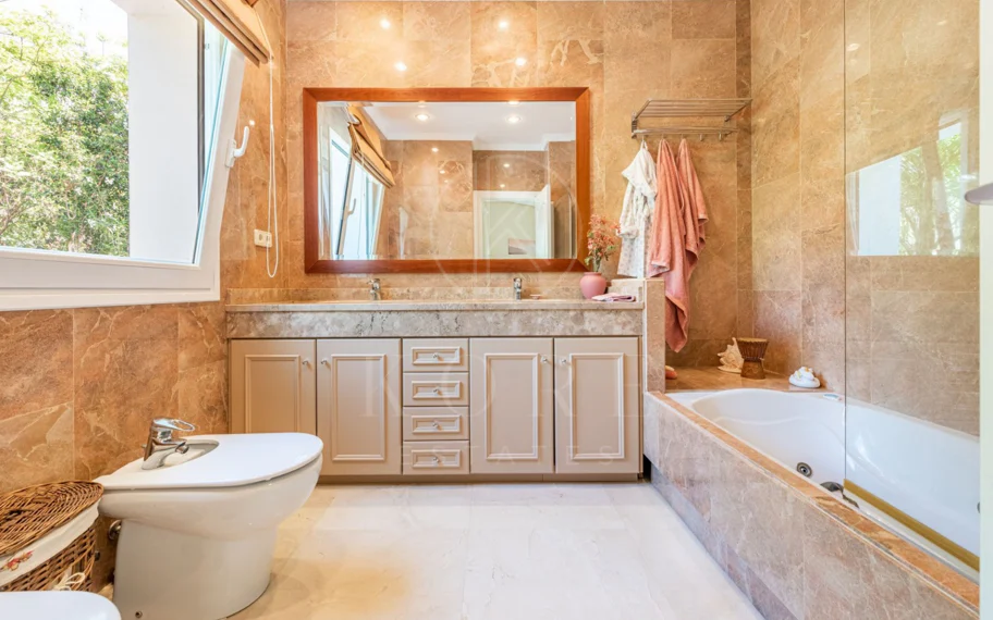 Andalusian luxury villa in El Paraiso Alto
