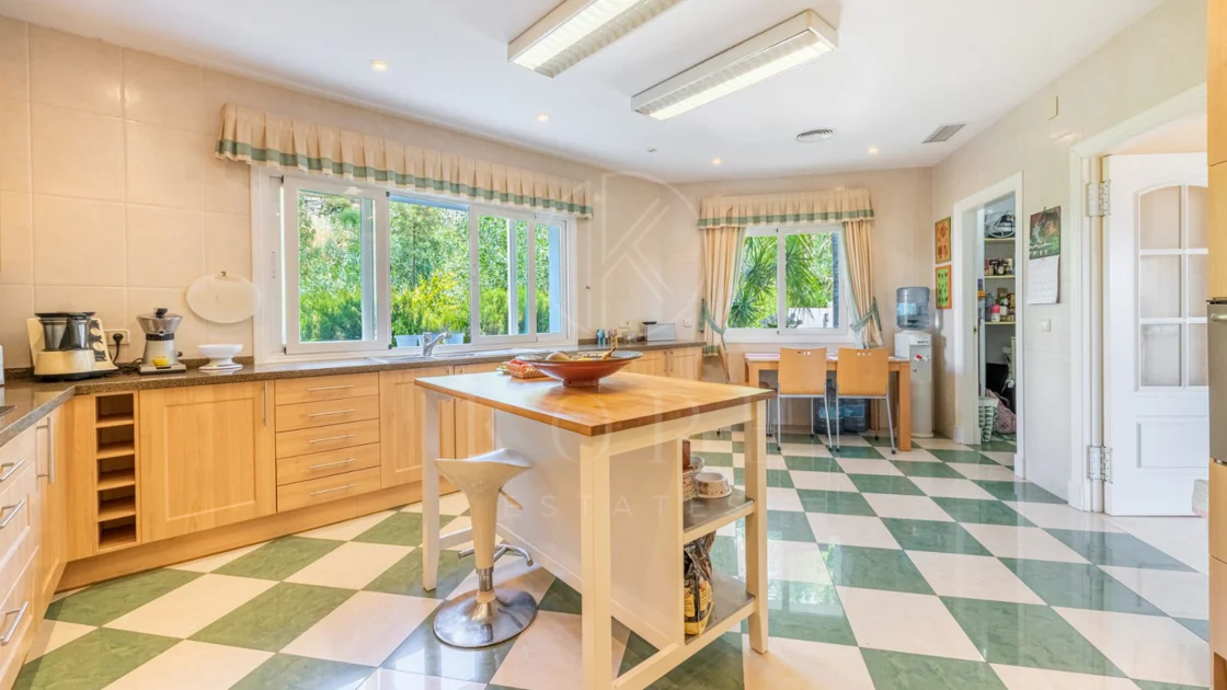 Andalusian luxury villa in El Paraiso Alto
