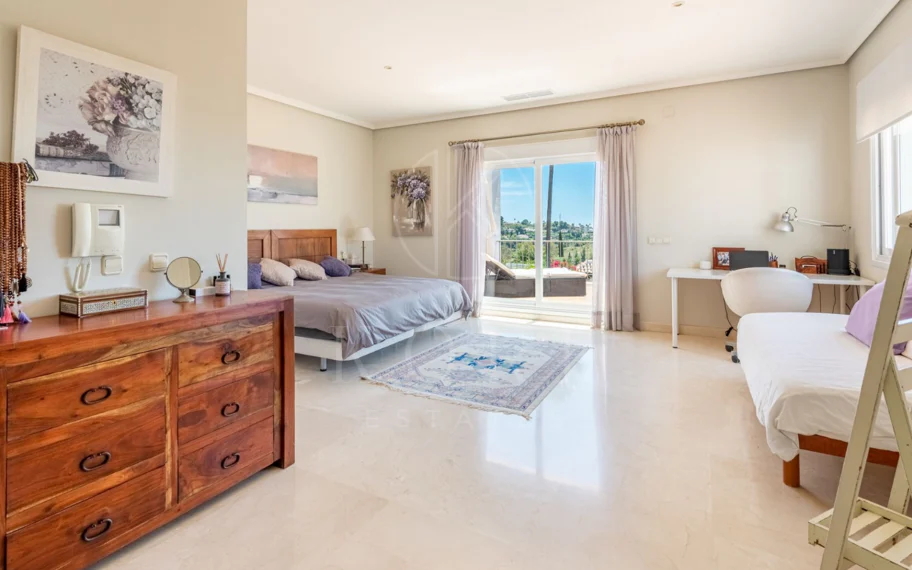 Andalusian luxury villa in El Paraiso Alto