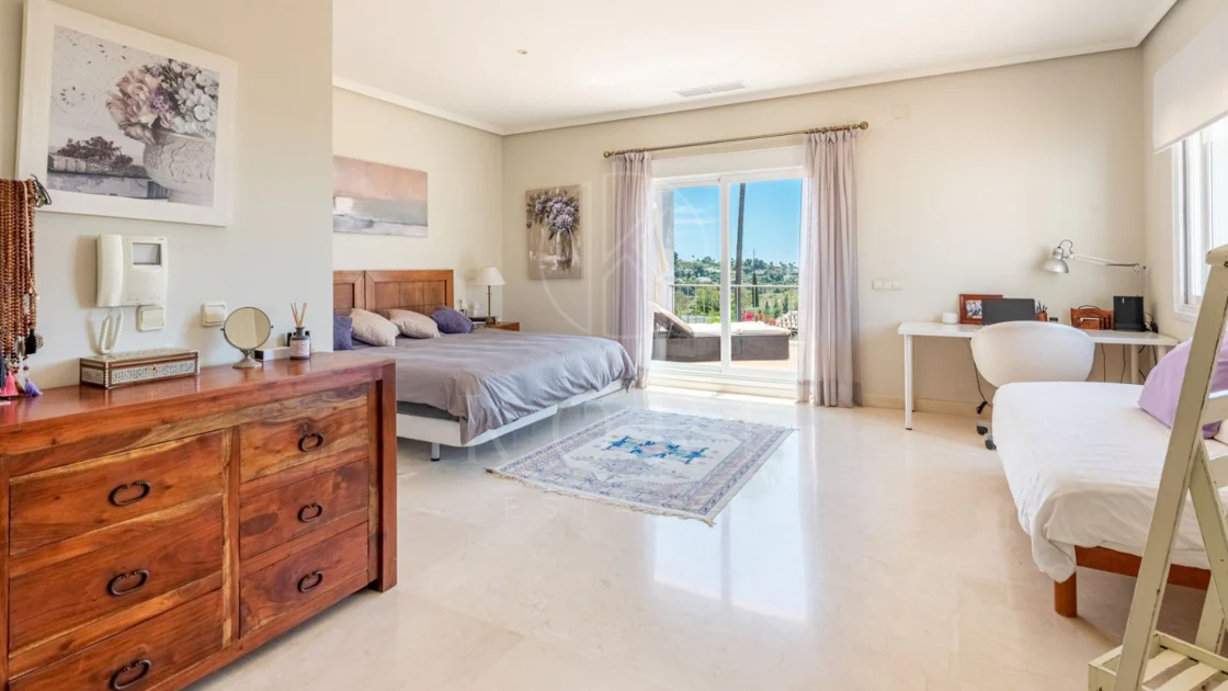 Andalusian luxury villa in El Paraiso Alto