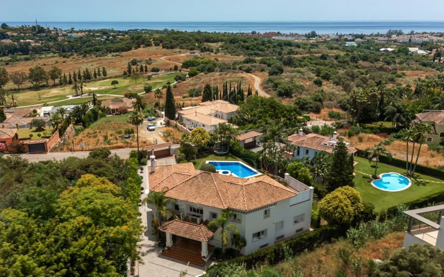 Andalusian luxury villa in El Paraiso Alto