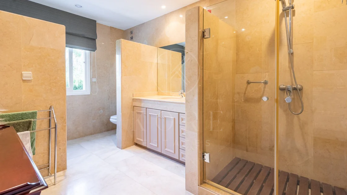 Andalusian luxury villa in El Paraiso Alto