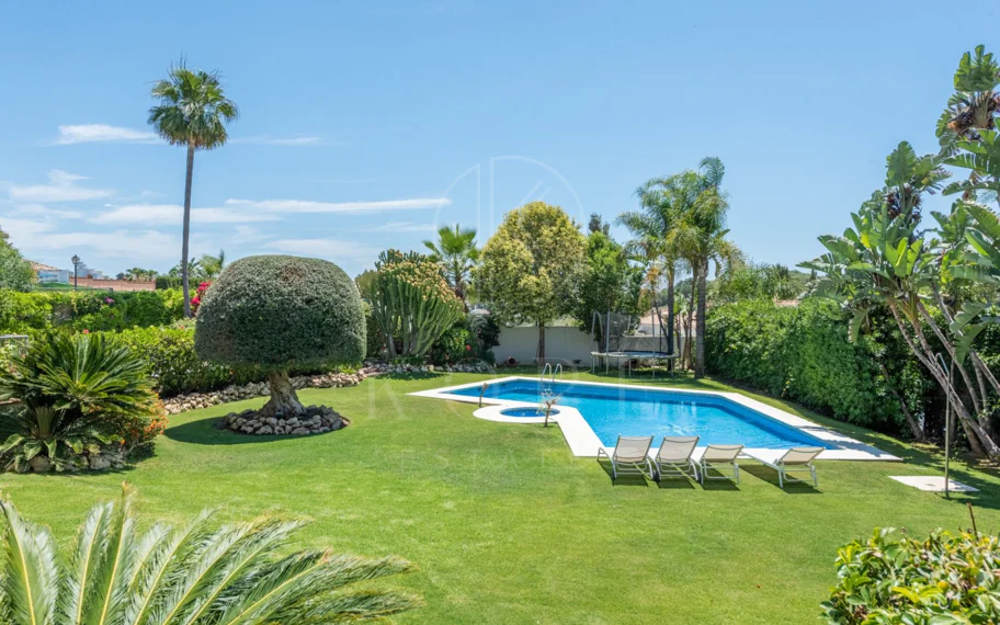 Andalusian luxury villa in El Paraiso Alto