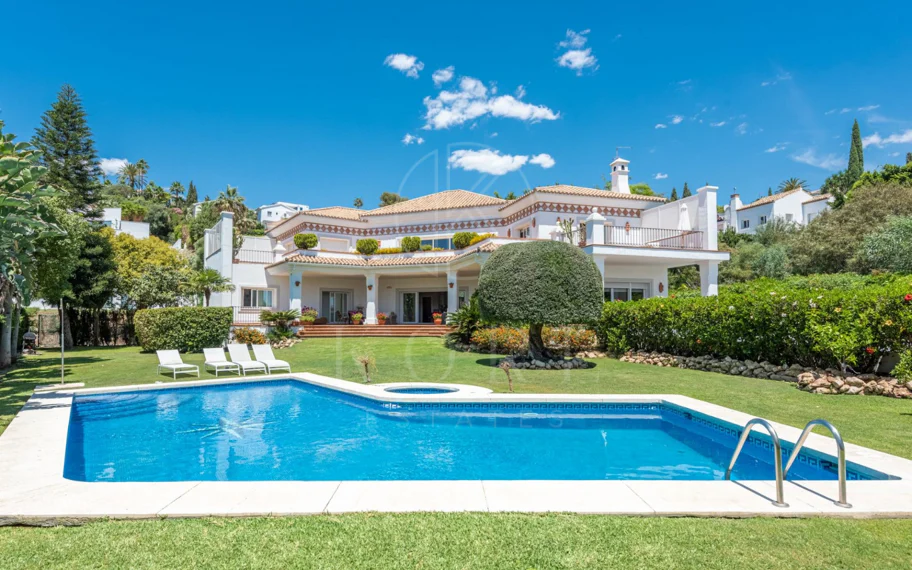 Andalusian luxury villa in El Paraiso Alto