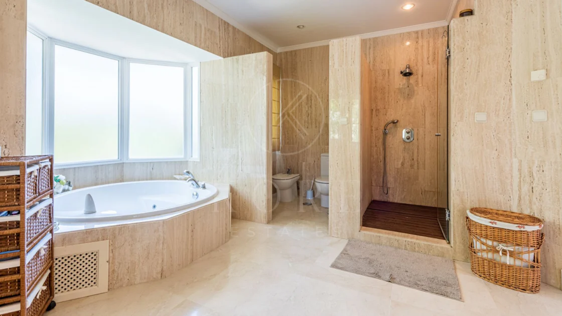 Andalusian luxury villa in El Paraiso Alto