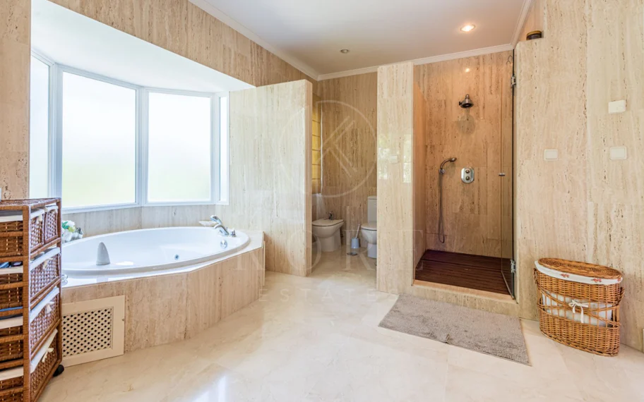 Andalusian luxury villa in El Paraiso Alto