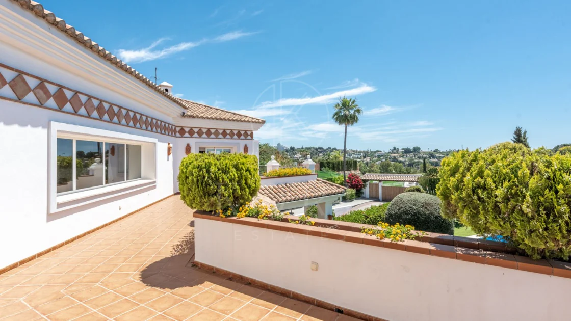 Andalusian luxury villa in El Paraiso Alto