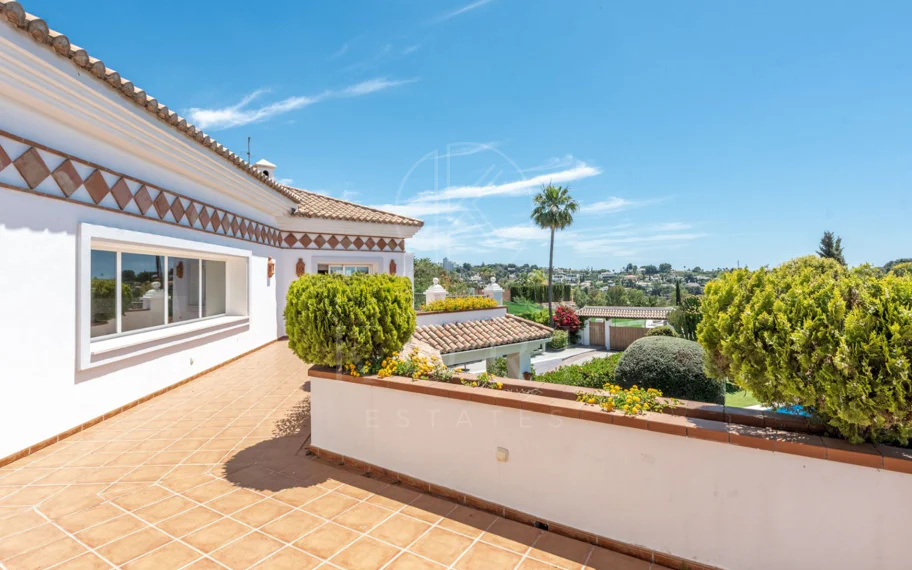 Andalusian luxury villa in El Paraiso Alto