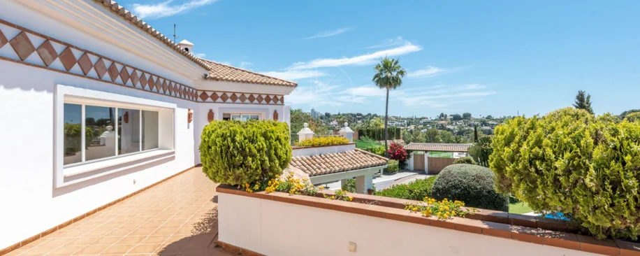 Andalusian luxury villa in El Paraiso Alto