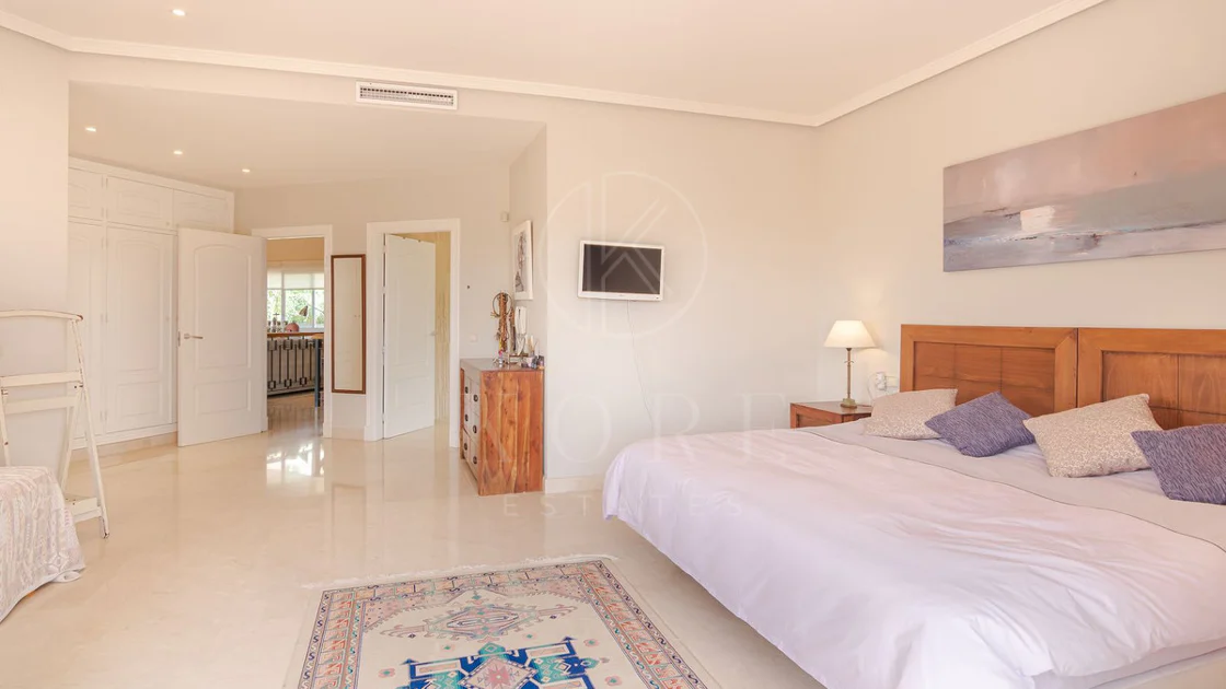Andalusian luxury villa in El Paraiso Alto