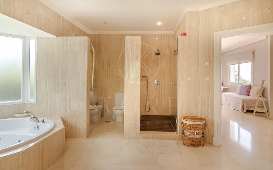 Andalusian luxury villa in El Paraiso Alto