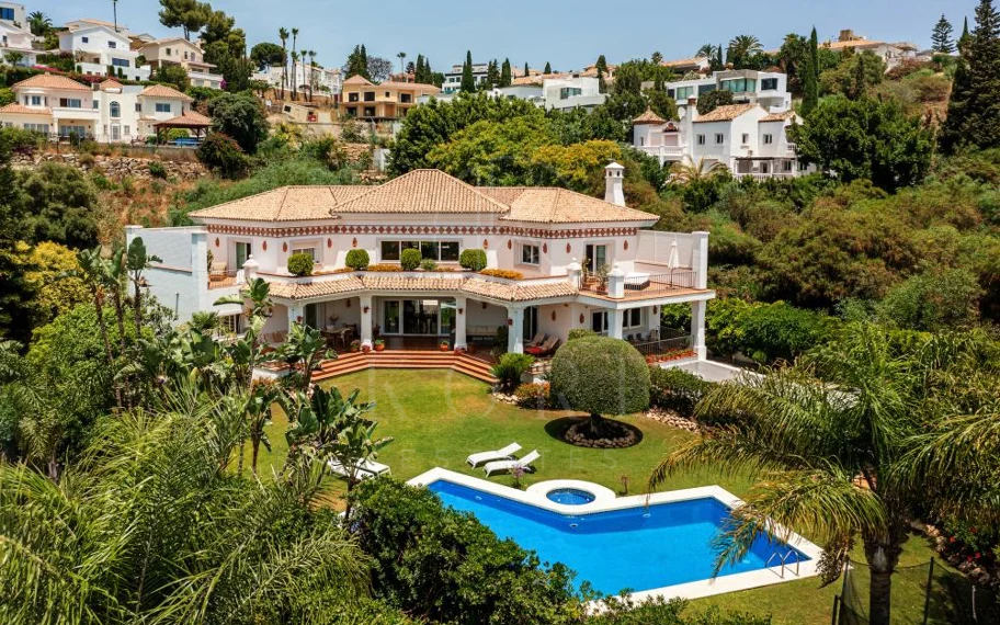 Andalusian luxury villa in El Paraiso Alto