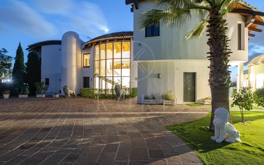 Luxury Villa in Los Flamingos, Benahavis – Exclusive 8-Bedroom Residence with Sea Views