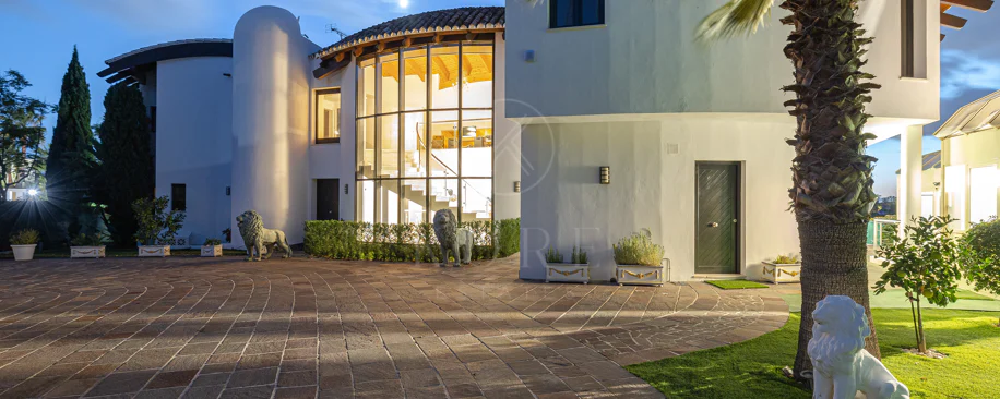 Luxury Villa in Los Flamingos, Benahavis – Exclusive 8-Bedroom Residence with Sea Views