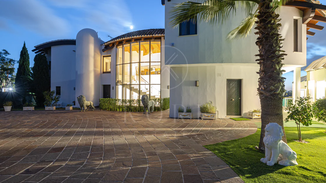 Luxury Villa in Los Flamingos, Benahavis – Exclusive 8-Bedroom Residence with Sea Views