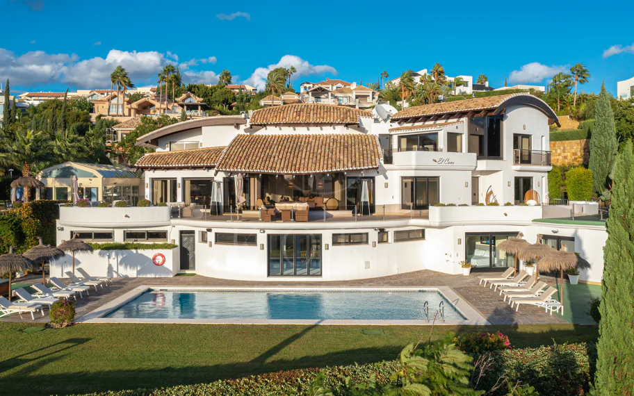 Luxury Villa in Los Flamingos, Benahavis – Exclusive 8-Bedroom Residence with Sea Views