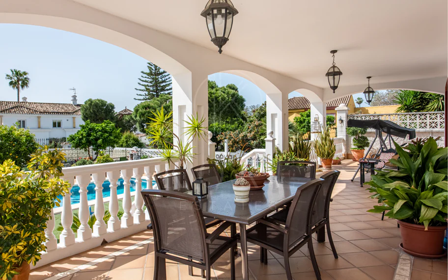 Spacious Villa in central San Pedro! With 3 separate apartments and garage for 10 cars.