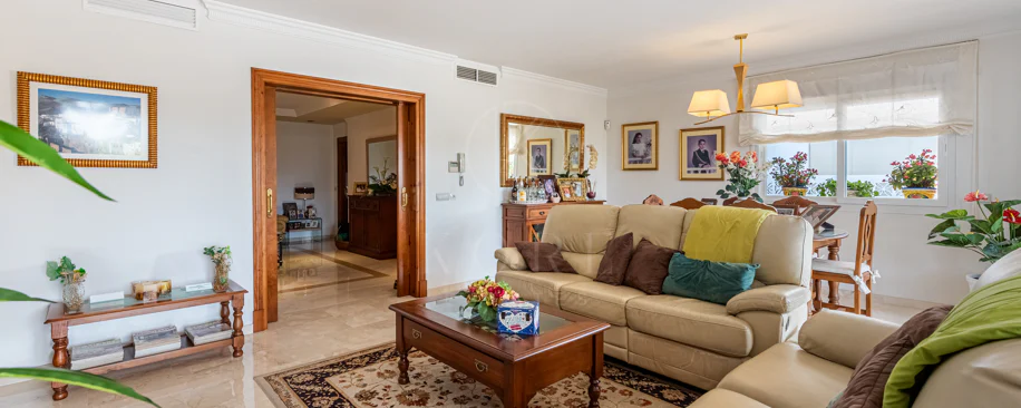 Vilă spațioasă în centrul orașului San Pedro! Cu 3 apartamente separate și garaj pentru 10 mașini.