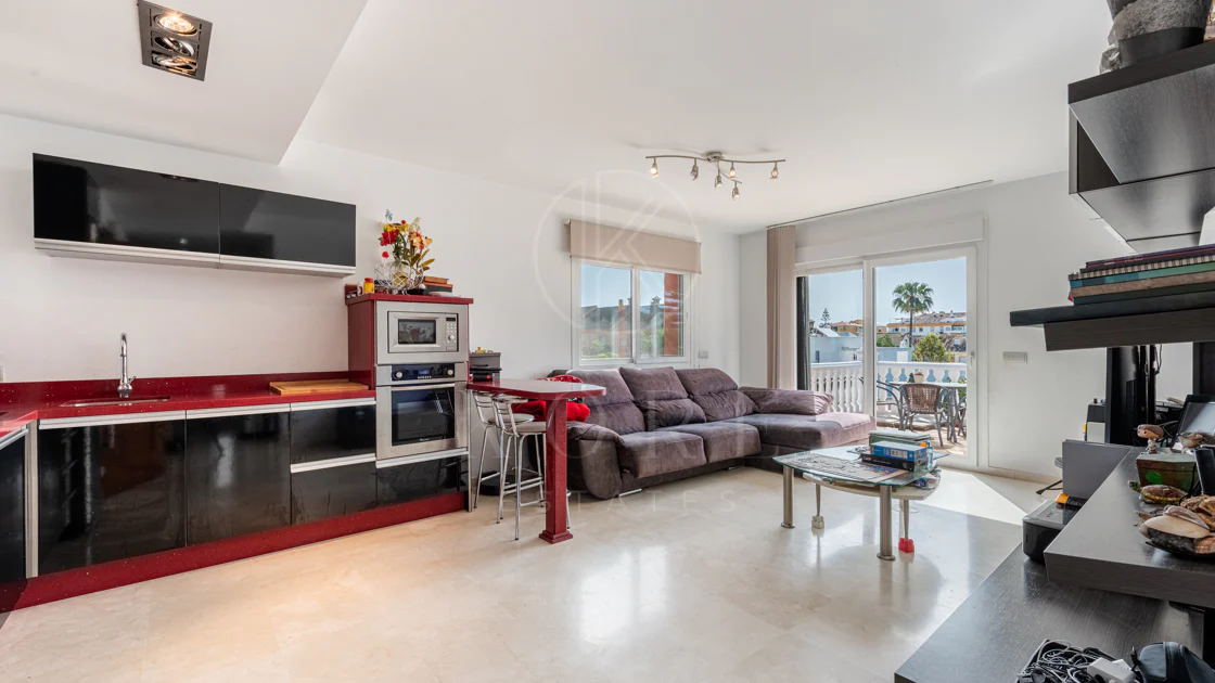 Vilă spațioasă în centrul orașului San Pedro! Cu 3 apartamente separate și garaj pentru 10 mașini.