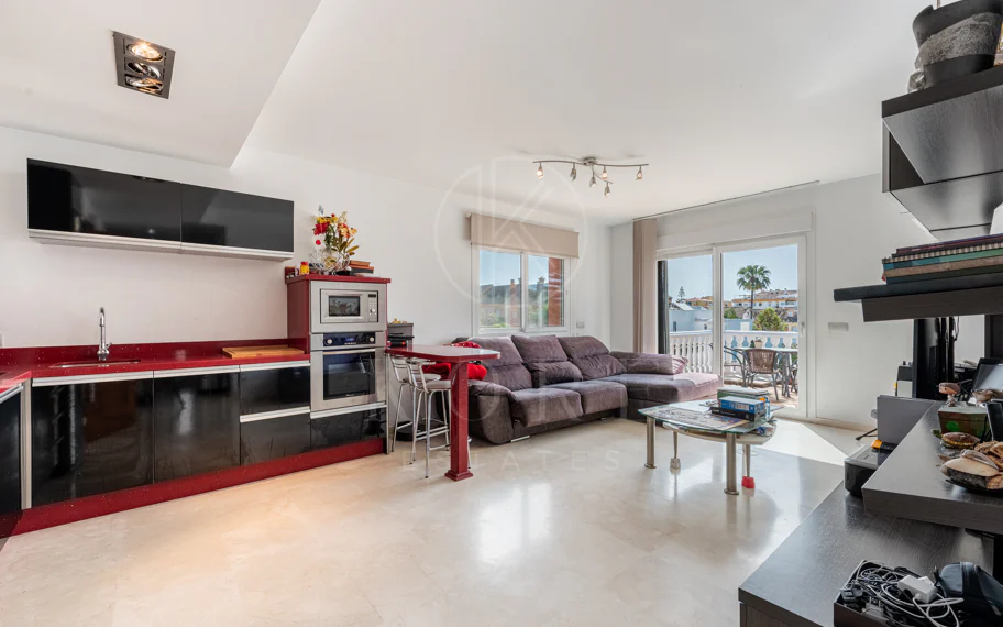 Spacious Villa in central San Pedro! With 3 separate apartments and garage for 10 cars.