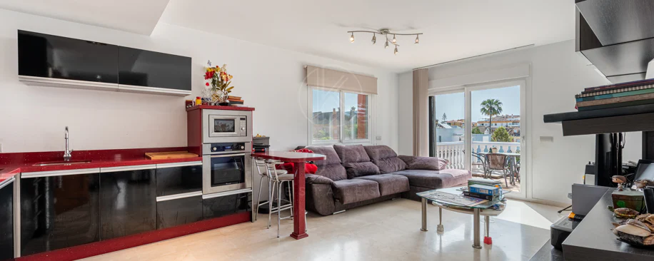 Vilă spațioasă în centrul orașului San Pedro! Cu 3 apartamente separate și garaj pentru 10 mașini.