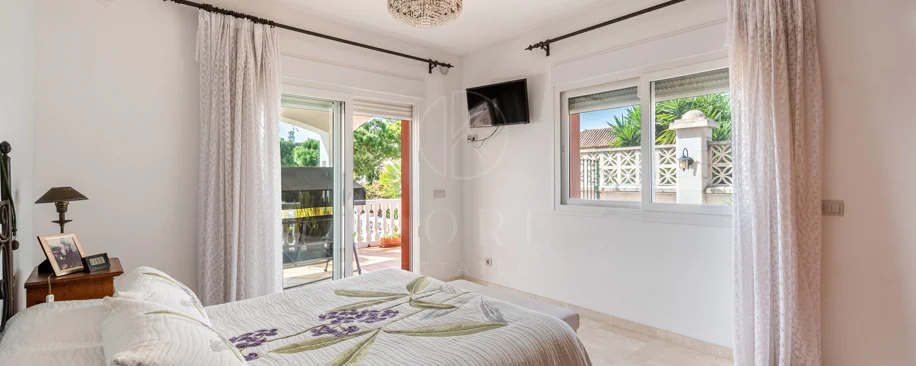 Vilă spațioasă în centrul orașului San Pedro! Cu 3 apartamente separate și garaj pentru 10 mașini.
