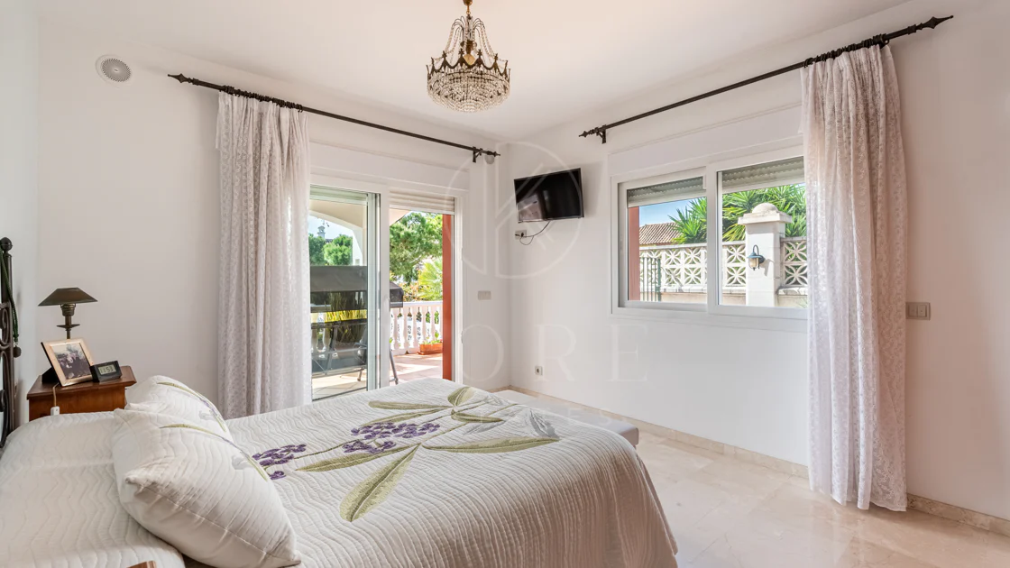 Vilă spațioasă în centrul orașului San Pedro! Cu 3 apartamente separate și garaj pentru 10 mașini.