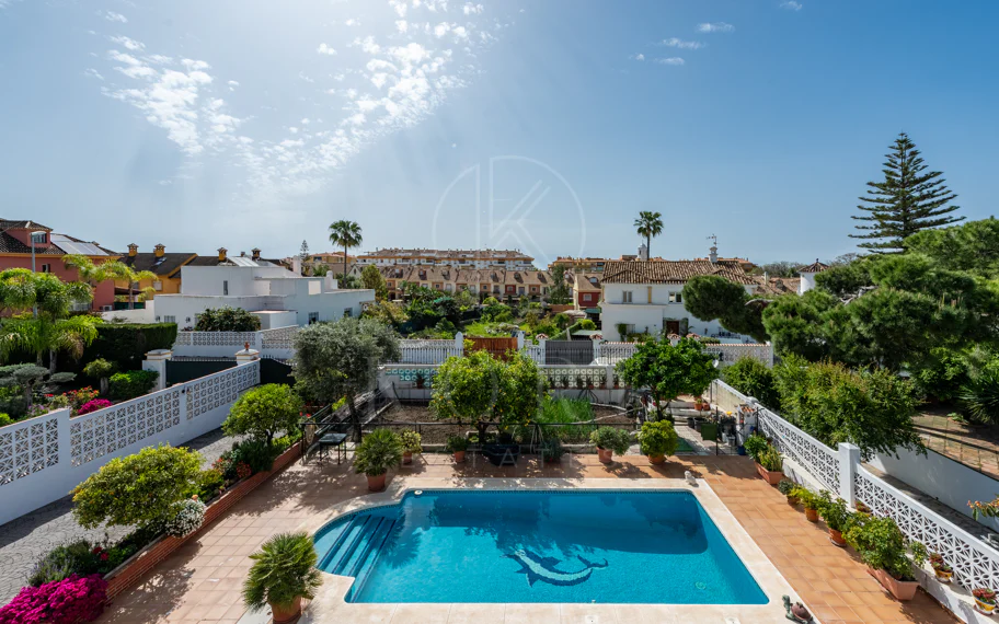 Spacious Villa in central San Pedro! With 3 separate apartments and garage for 10 cars.