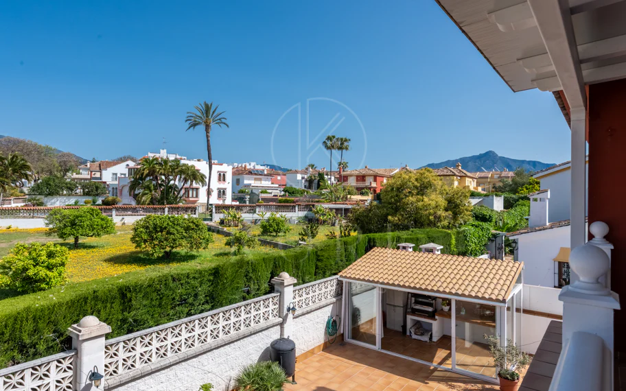 Spacious Villa in central San Pedro! With 3 separate apartments and garage for 10 cars.