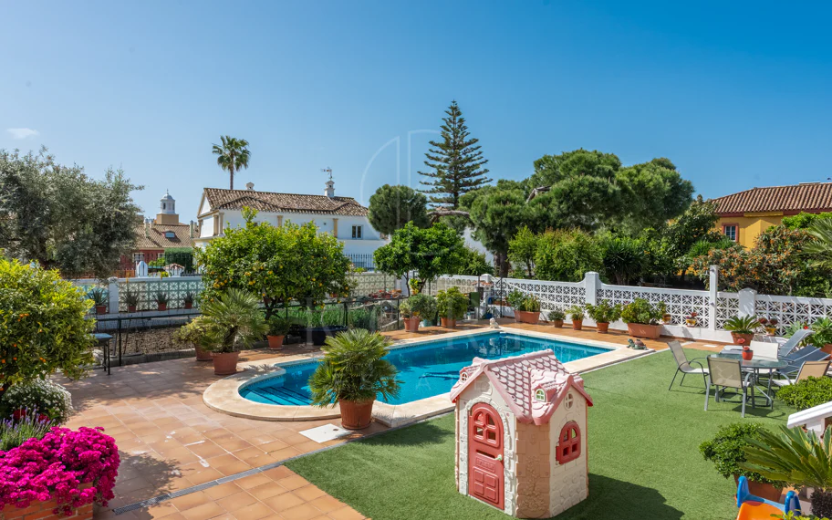 Spacious Villa in central San Pedro! With 3 separate apartments and garage for 10 cars.