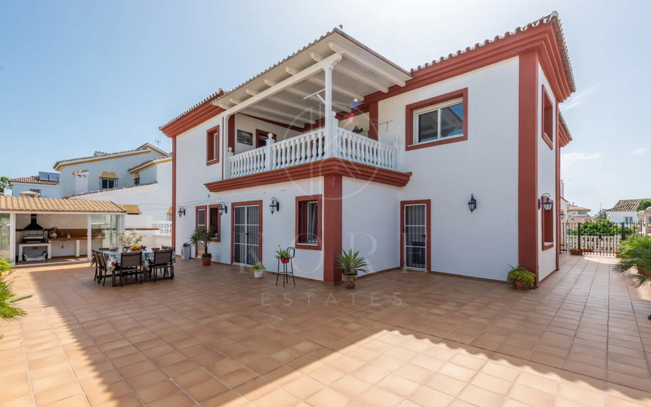 Spacious Villa in central San Pedro! With 3 separate apartments and garage for 10 cars.