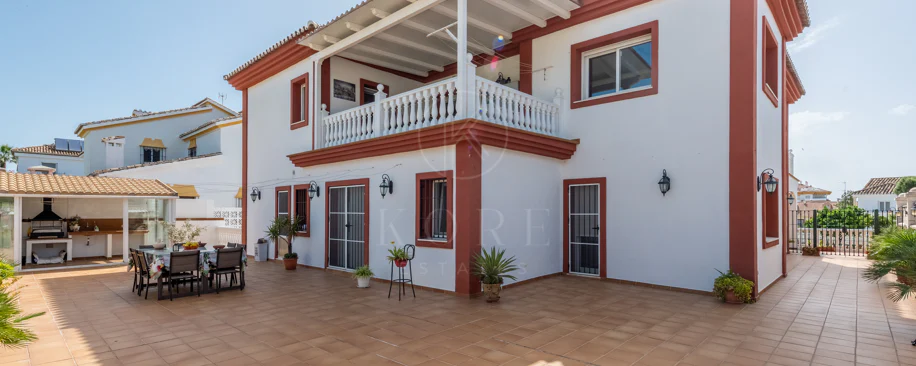 Vilă spațioasă în centrul orașului San Pedro! Cu 3 apartamente separate și garaj pentru 10 mașini.