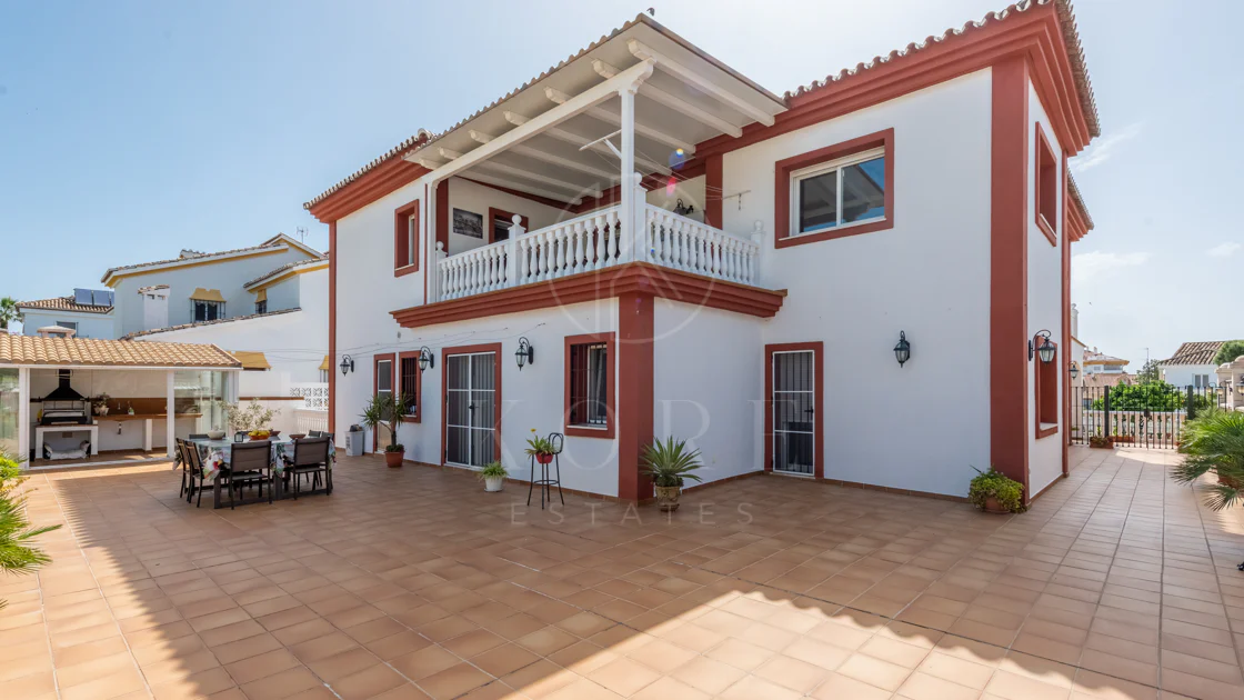 Vilă spațioasă în centrul orașului San Pedro! Cu 3 apartamente separate și garaj pentru 10 mașini.