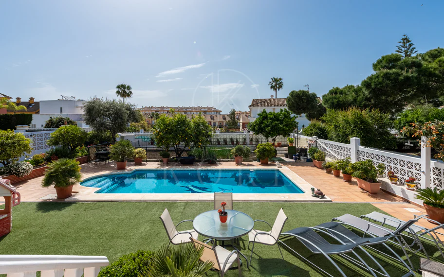 Spacious Villa in central San Pedro! With 3 separate apartments and garage for 10 cars.