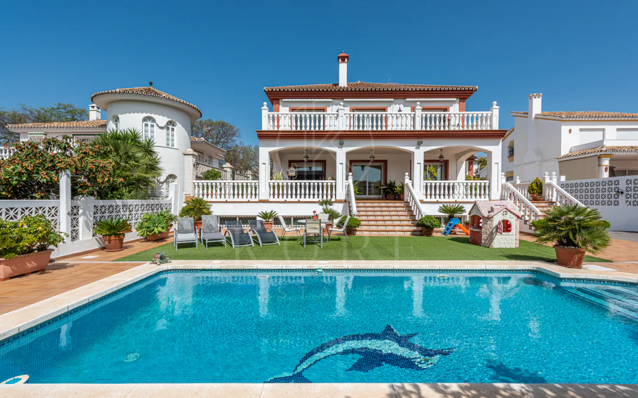 Spacious Villa in central San Pedro! With 3 separate apartments and garage for 10 cars.