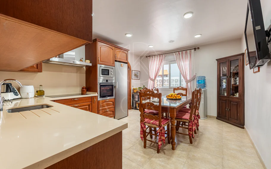 Spacious Villa in central San Pedro! With 3 separate apartments and garage for 10 cars.