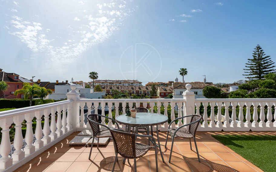 Spacious Villa in central San Pedro! With 3 separate apartments and garage for 10 cars.