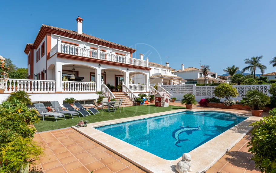 Spacious Villa in central San Pedro! With 3 separate apartments and garage for 10 cars.