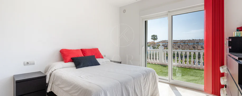 Vilă spațioasă în centrul orașului San Pedro! Cu 3 apartamente separate și garaj pentru 10 mașini.