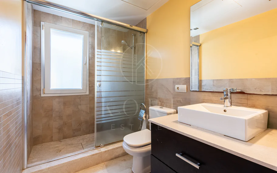 Spacious Villa in central San Pedro! With 3 separate apartments and garage for 10 cars.