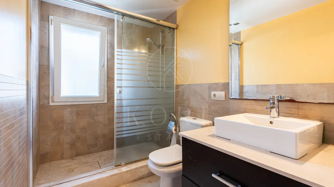 Vilă spațioasă în centrul orașului San Pedro! Cu 3 apartamente separate și garaj pentru 10 mașini.