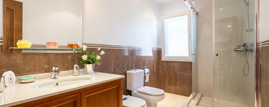 Vilă spațioasă în centrul orașului San Pedro! Cu 3 apartamente separate și garaj pentru 10 mașini.