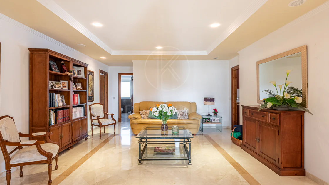Vilă spațioasă în centrul orașului San Pedro! Cu 3 apartamente separate și garaj pentru 10 mașini.