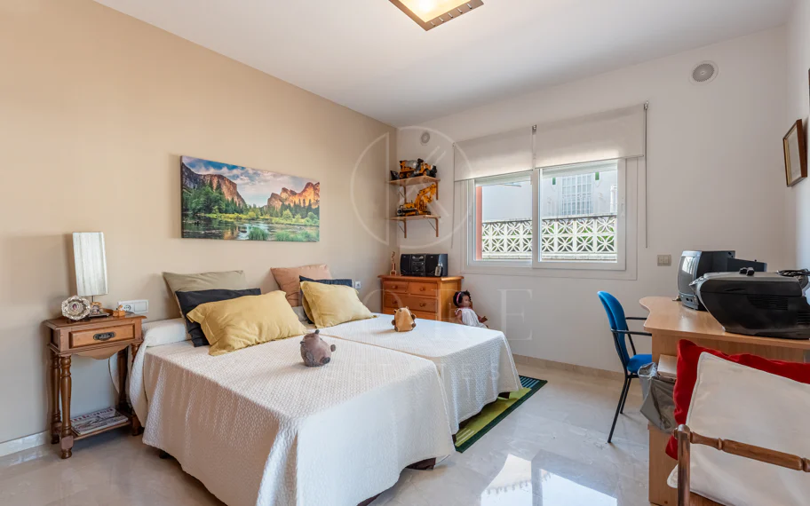 Spacious Villa in central San Pedro! With 3 separate apartments and garage for 10 cars.