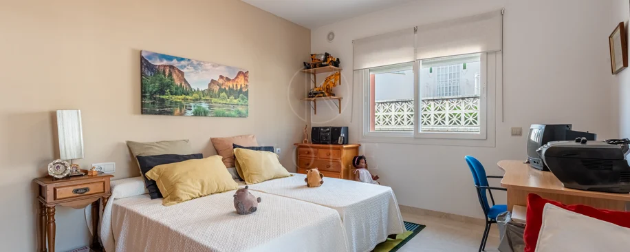 Vilă spațioasă în centrul orașului San Pedro! Cu 3 apartamente separate și garaj pentru 10 mașini.