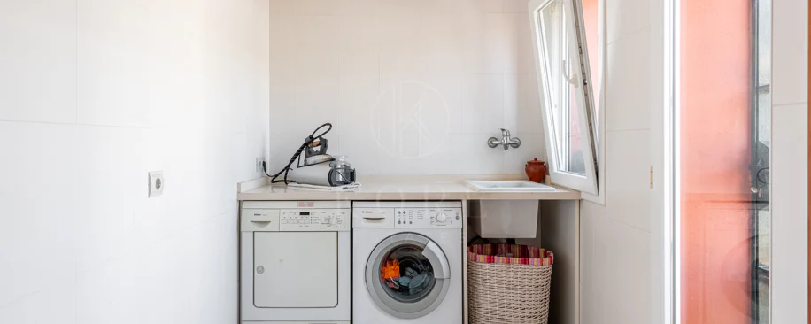 Vilă spațioasă în centrul orașului San Pedro! Cu 3 apartamente separate și garaj pentru 10 mașini.