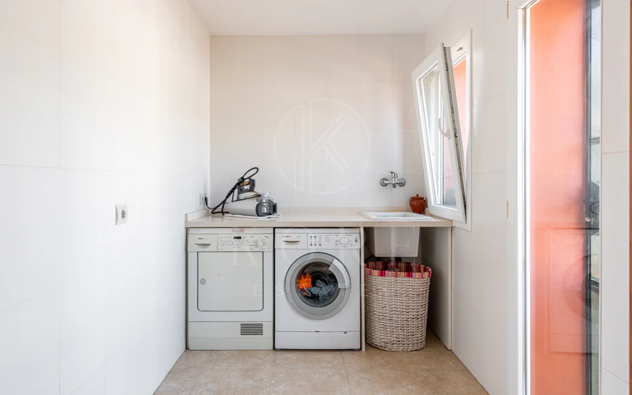 Spacious Villa in central San Pedro! With 3 separate apartments and garage for 10 cars.
