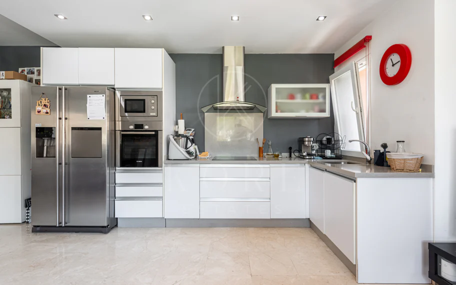 Spacious Villa in central San Pedro! With 3 separate apartments and garage for 10 cars.