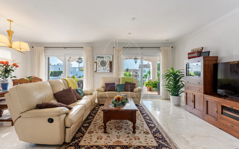 Spacious Villa in central San Pedro! With 3 separate apartments and garage for 10 cars.